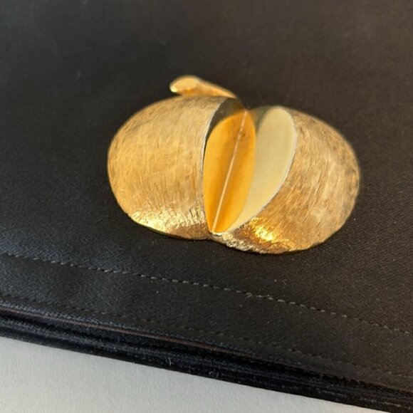 Vintage Bienen Davis black satin clutch/wristlet with goldtone 3D Apple detail - Picture 11 of 14